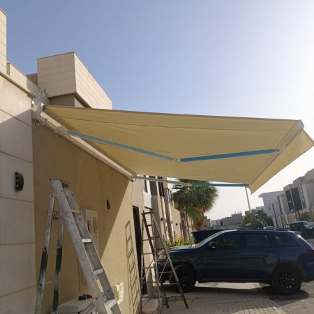 مظلات سيارات متحركة كهربائية في حي الياسمين وحطين والملقا والقيروان في شمال الرياض